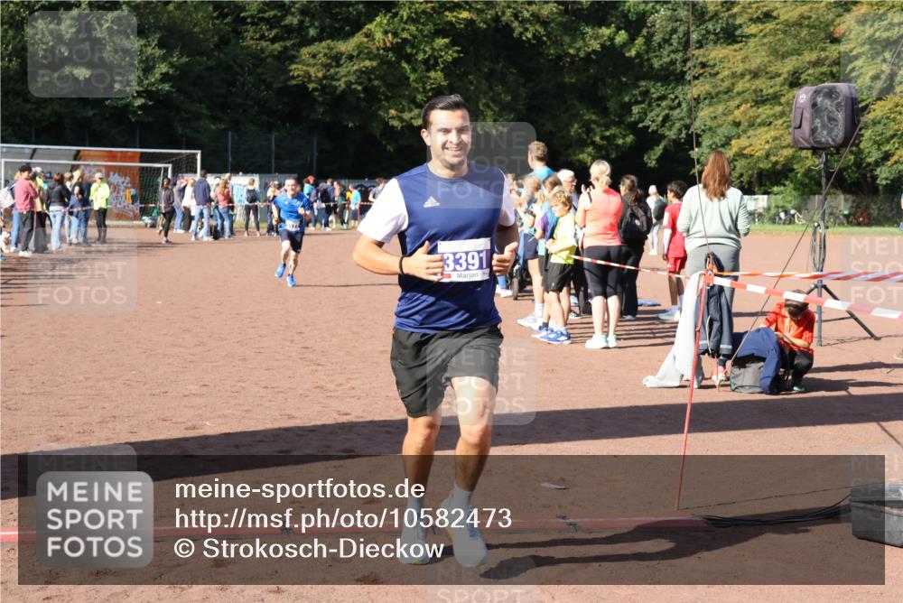 27.09.2026 - 35. Volkslauf durch das schöne Alstertal Strokosch-Dieckow http://msf.ph/oto/10582473 27.09.2026 11:18:22 Ziel 3176, 3177, 3391, 3431 meine-sportfotos.de