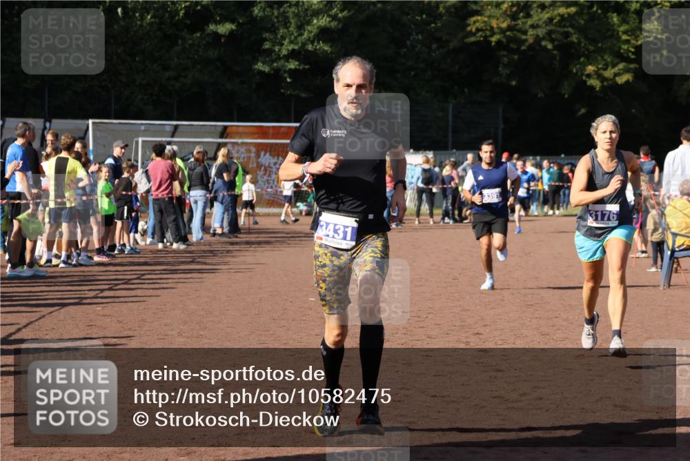 27.09.2026 - 35. Volkslauf durch das schöne Alstertal Strokosch-Dieckow http://msf.ph/oto/10582475 27.09.2026 11:18:17 Ziel 3176, 3177, 3391, 3431 meine-sportfotos.de