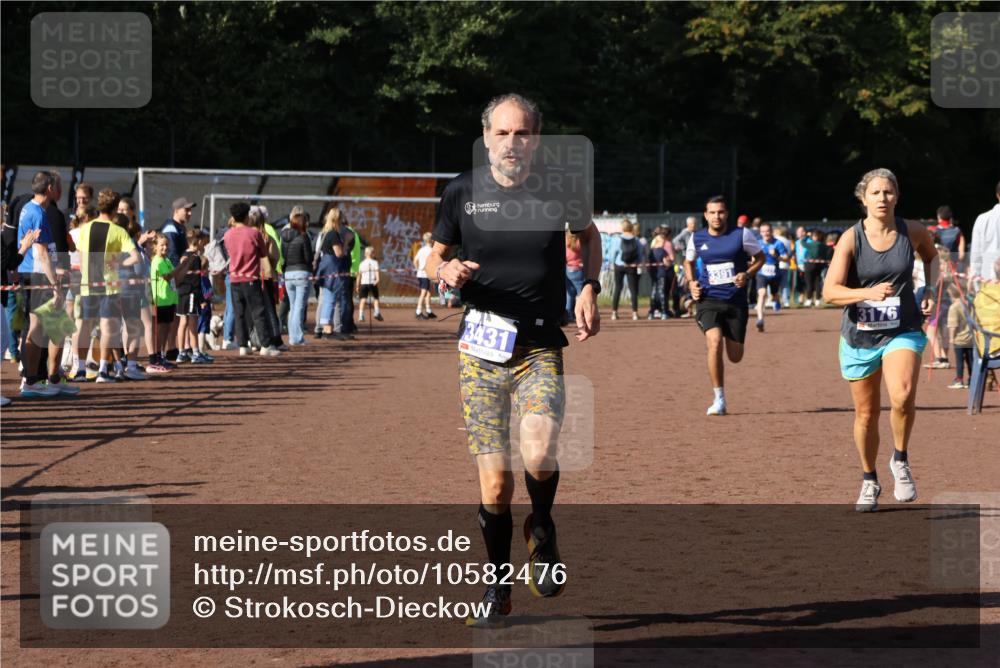 27.09.2026 - 35. Volkslauf durch das schöne Alstertal Strokosch-Dieckow http://msf.ph/oto/10582476 27.09.2026 11:18:17 Ziel 3176, 3177, 3391, 3431 meine-sportfotos.de