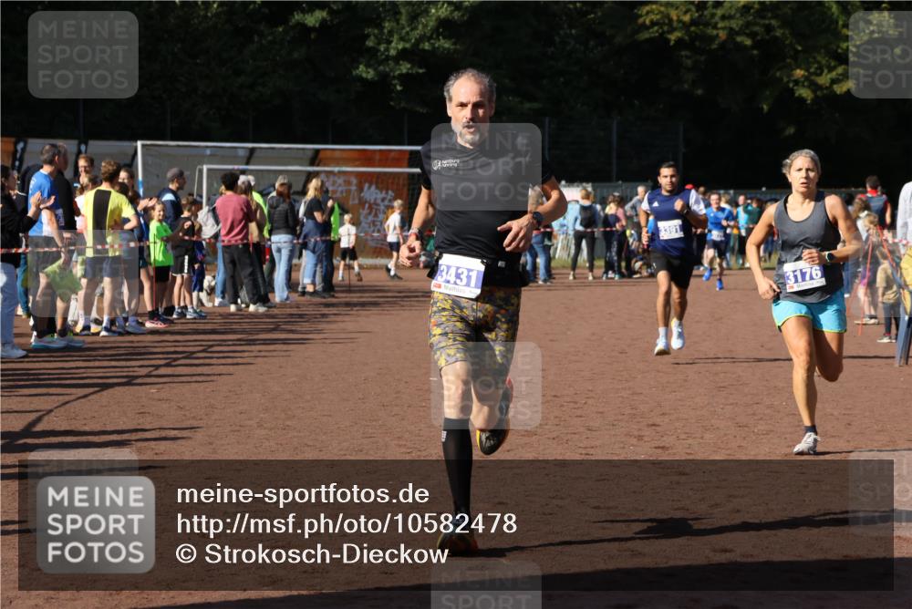 27.09.2026 - 35. Volkslauf durch das schöne Alstertal Strokosch-Dieckow http://msf.ph/oto/10582478 27.09.2026 11:18:17 Ziel 3176, 3177, 3391, 3431 meine-sportfotos.de