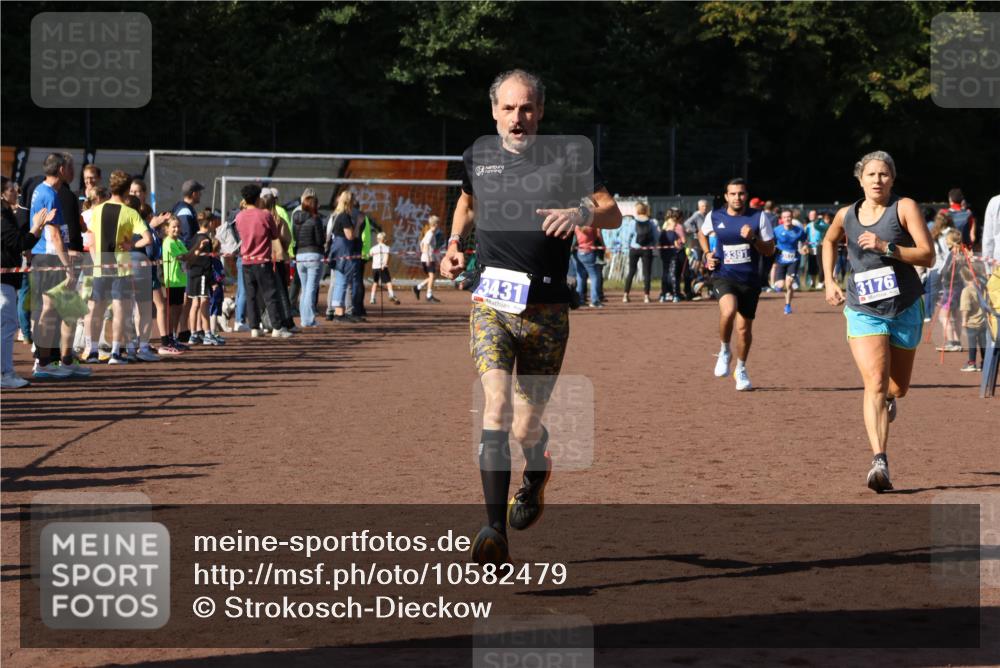27.09.2026 - 35. Volkslauf durch das schöne Alstertal Strokosch-Dieckow http://msf.ph/oto/10582479 27.09.2026 11:18:17 Ziel 3176, 3177, 3391, 3431 meine-sportfotos.de