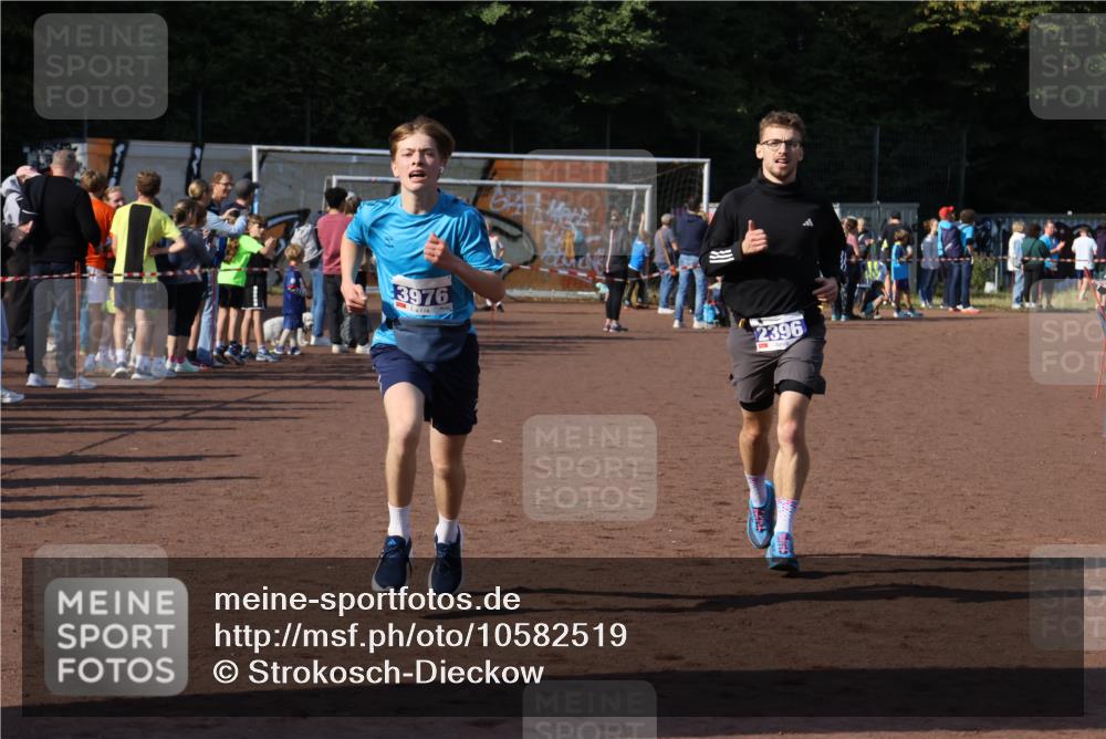 27.09.2026 - 35. Volkslauf durch das schöne Alstertal Strokosch-Dieckow http://msf.ph/oto/10582519 27.09.2026 11:17:34 Ziel 2396, 3976, 3997 meine-sportfotos.de