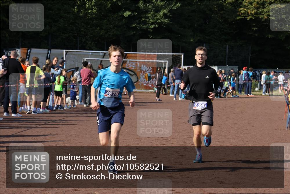 27.09.2026 - 35. Volkslauf durch das schöne Alstertal Strokosch-Dieckow http://msf.ph/oto/10582521 27.09.2026 11:17:34 Ziel 2396, 3976, 3997 meine-sportfotos.de