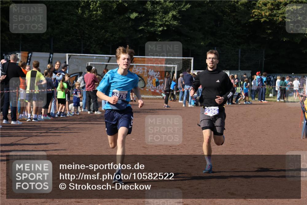 27.09.2026 - 35. Volkslauf durch das schöne Alstertal Strokosch-Dieckow http://msf.ph/oto/10582522 27.09.2026 11:17:34 Ziel 2396, 3976, 3997 meine-sportfotos.de