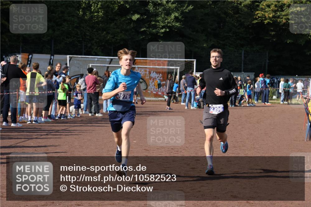 27.09.2026 - 35. Volkslauf durch das schöne Alstertal Strokosch-Dieckow http://msf.ph/oto/10582523 27.09.2026 11:17:34 Ziel 2396, 3976, 3997 meine-sportfotos.de