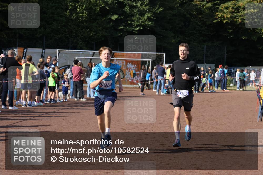 27.09.2026 - 35. Volkslauf durch das schöne Alstertal Strokosch-Dieckow http://msf.ph/oto/10582524 27.09.2026 11:17:34 Ziel 2396, 3976, 3997 meine-sportfotos.de