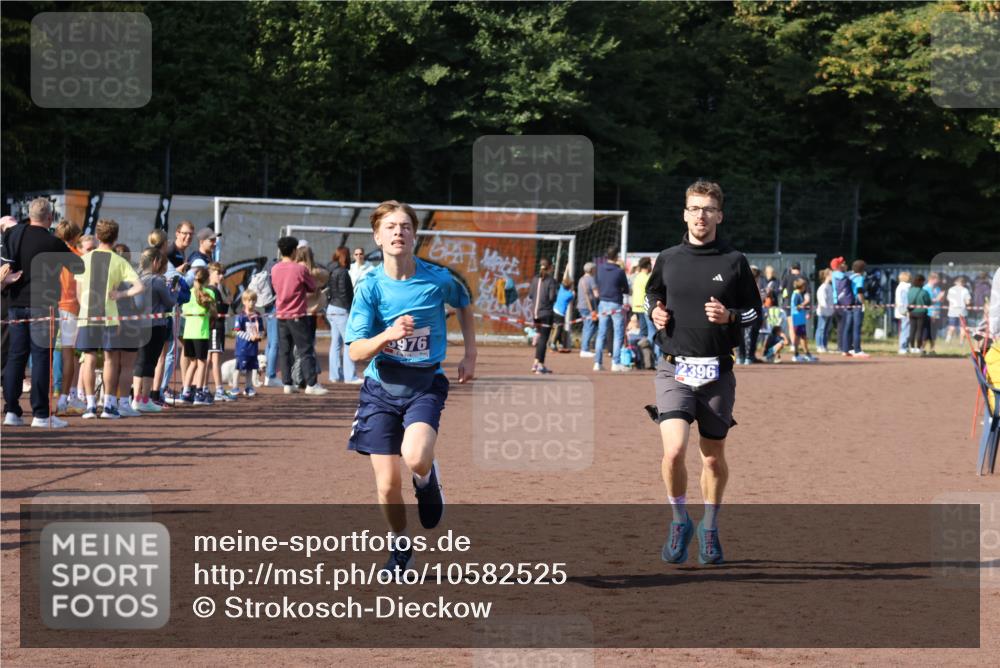 27.09.2026 - 35. Volkslauf durch das schöne Alstertal Strokosch-Dieckow http://msf.ph/oto/10582525 27.09.2026 11:17:34 Ziel 2396, 3976, 3997 meine-sportfotos.de