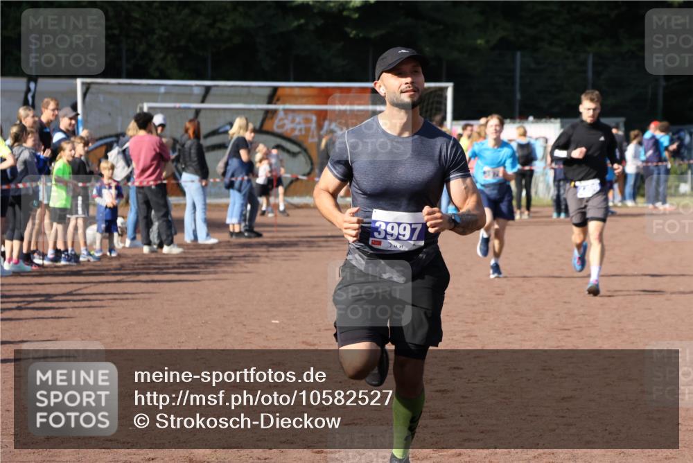 27.09.2026 - 35. Volkslauf durch das schöne Alstertal Strokosch-Dieckow http://msf.ph/oto/10582527 27.09.2026 11:17:31 Ziel 2396, 3968, 3976, 3997 meine-sportfotos.de