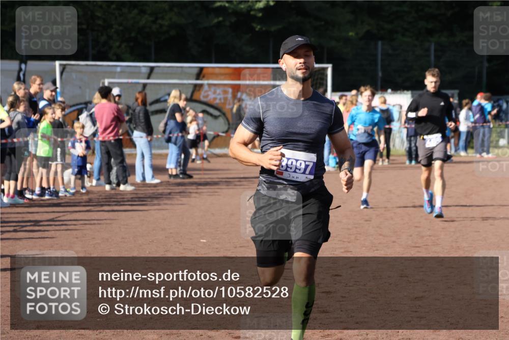 27.09.2026 - 35. Volkslauf durch das schöne Alstertal Strokosch-Dieckow http://msf.ph/oto/10582528 27.09.2026 11:17:31 Ziel 2396, 3968, 3976, 3997 meine-sportfotos.de