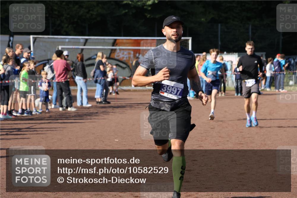 27.09.2026 - 35. Volkslauf durch das schöne Alstertal Strokosch-Dieckow http://msf.ph/oto/10582529 27.09.2026 11:17:31 Ziel 2396, 3968, 3976, 3997 meine-sportfotos.de
