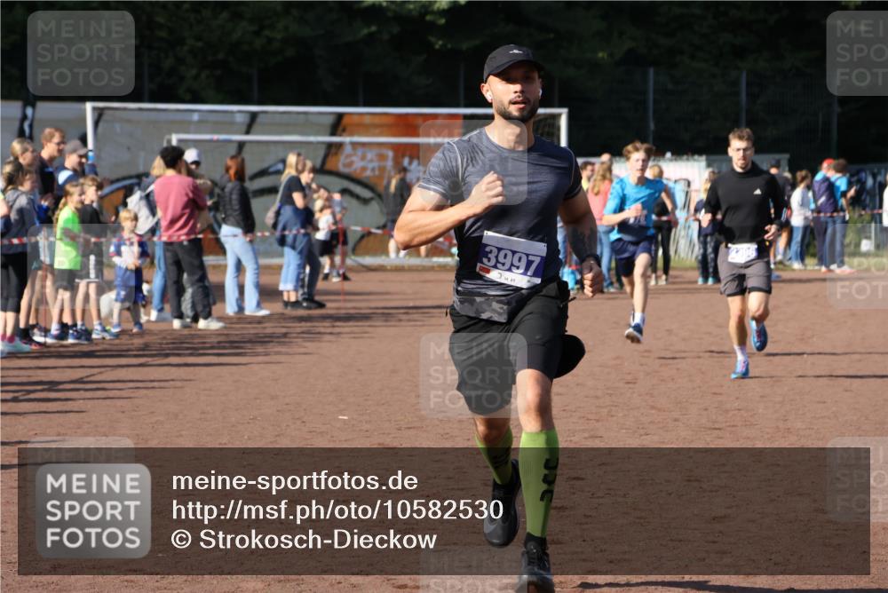27.09.2026 - 35. Volkslauf durch das schöne Alstertal Strokosch-Dieckow http://msf.ph/oto/10582530 27.09.2026 11:17:30 Ziel 2396, 3968, 3976, 3997 meine-sportfotos.de