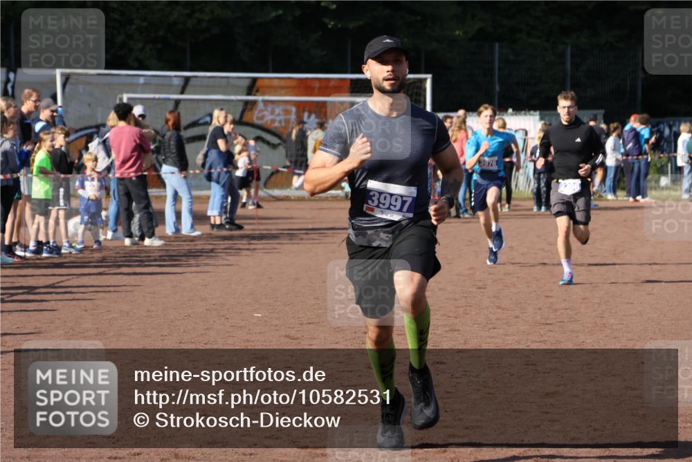 27.09.2026 - 35. Volkslauf durch das schöne Alstertal Strokosch-Dieckow http://msf.ph/oto/10582531 27.09.2026 11:17:30 Ziel 2396, 3968, 3976, 3997 meine-sportfotos.de
