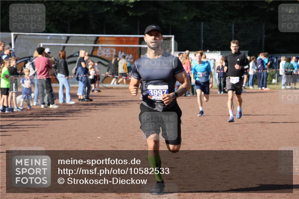 27.09.2026 - 35. Volkslauf durch das schöne Alstertal Strokosch-Dieckow http://msf.ph/oto/10582533 27.09.2026 11:17:30 Ziel 2396, 3968, 3976, 3997 meine-sportfotos.de