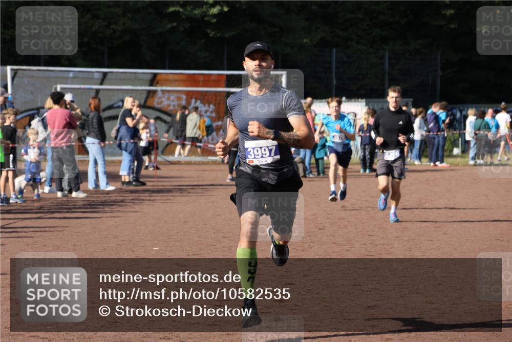 27.09.2026 - 35. Volkslauf durch das schöne Alstertal Strokosch-Dieckow http://msf.ph/oto/10582535 27.09.2026 11:17:30 Ziel 2396, 3968, 3976, 3997 meine-sportfotos.de