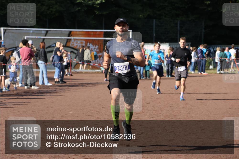 27.09.2026 - 35. Volkslauf durch das schöne Alstertal Strokosch-Dieckow http://msf.ph/oto/10582536 27.09.2026 11:17:30 Ziel 2396, 3968, 3976, 3997 meine-sportfotos.de