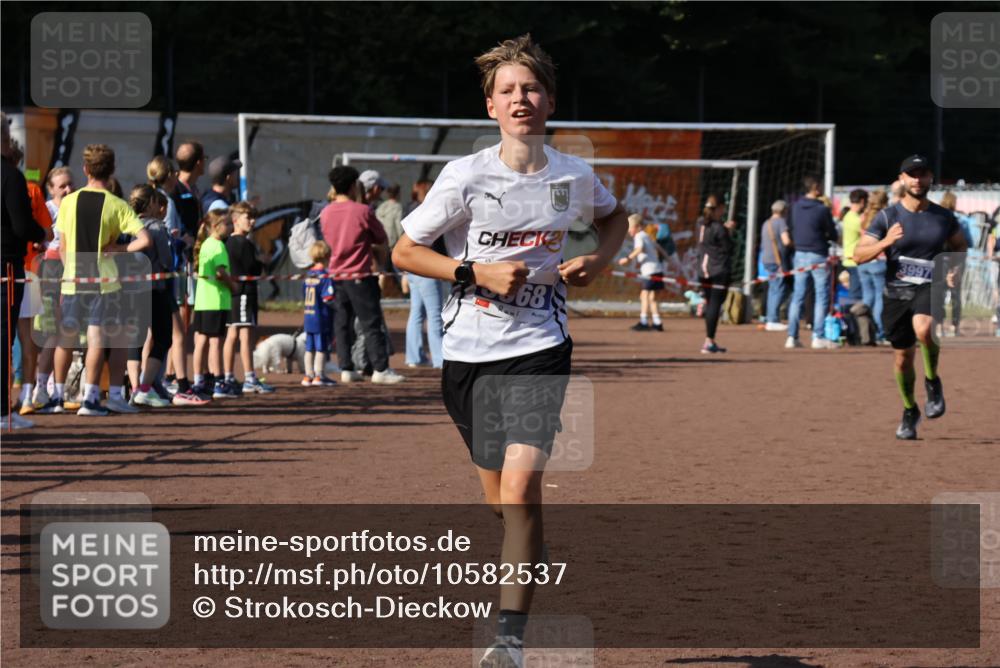 27.09.2026 - 35. Volkslauf durch das schöne Alstertal Strokosch-Dieckow http://msf.ph/oto/10582537 27.09.2026 11:17:27 Ziel 2396, 3968, 3976, 3997 meine-sportfotos.de