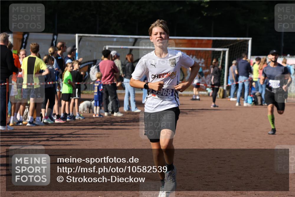 27.09.2026 - 35. Volkslauf durch das schöne Alstertal Strokosch-Dieckow http://msf.ph/oto/10582539 27.09.2026 11:17:27 Ziel 2396, 3968, 3976, 3997 meine-sportfotos.de