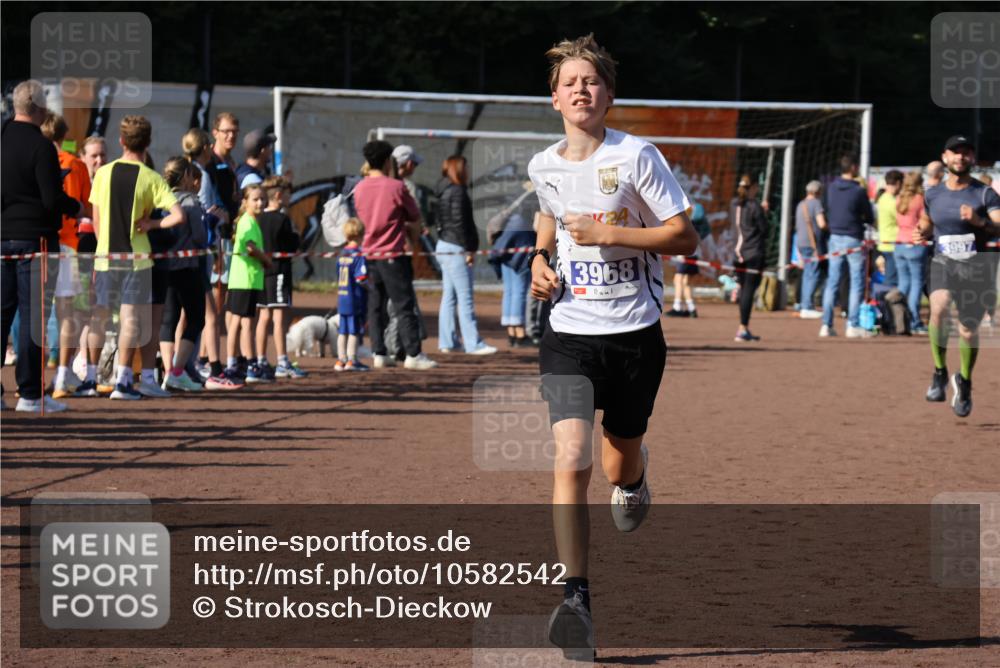 27.09.2026 - 35. Volkslauf durch das schöne Alstertal Strokosch-Dieckow http://msf.ph/oto/10582542 27.09.2026 11:17:26 Ziel 3144, 3968, 3997 meine-sportfotos.de