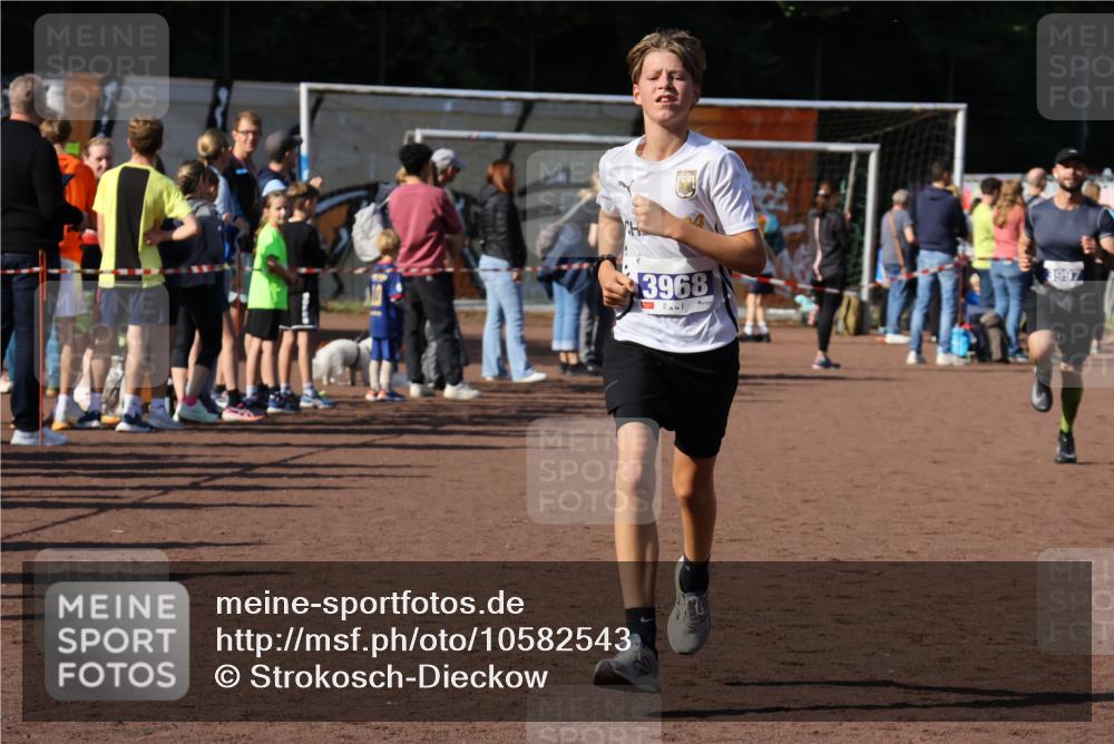 27.09.2026 - 35. Volkslauf durch das schöne Alstertal Strokosch-Dieckow http://msf.ph/oto/10582543 27.09.2026 11:17:26 Ziel 3144, 3968, 3997 meine-sportfotos.de