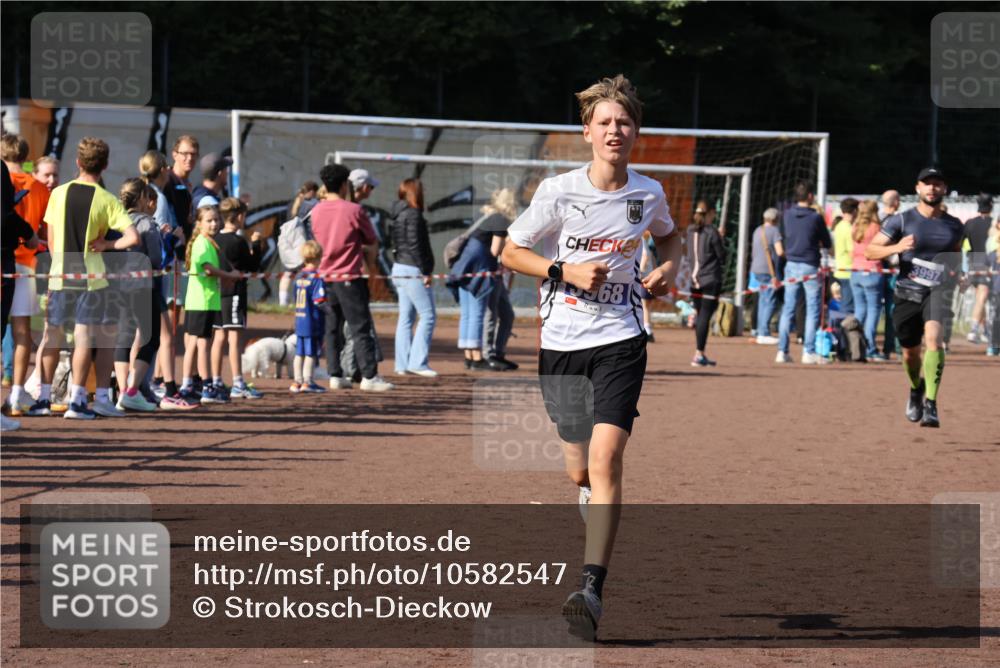 27.09.2026 - 35. Volkslauf durch das schöne Alstertal Strokosch-Dieckow http://msf.ph/oto/10582547 27.09.2026 11:17:26 Ziel 3144, 3968, 3997 meine-sportfotos.de