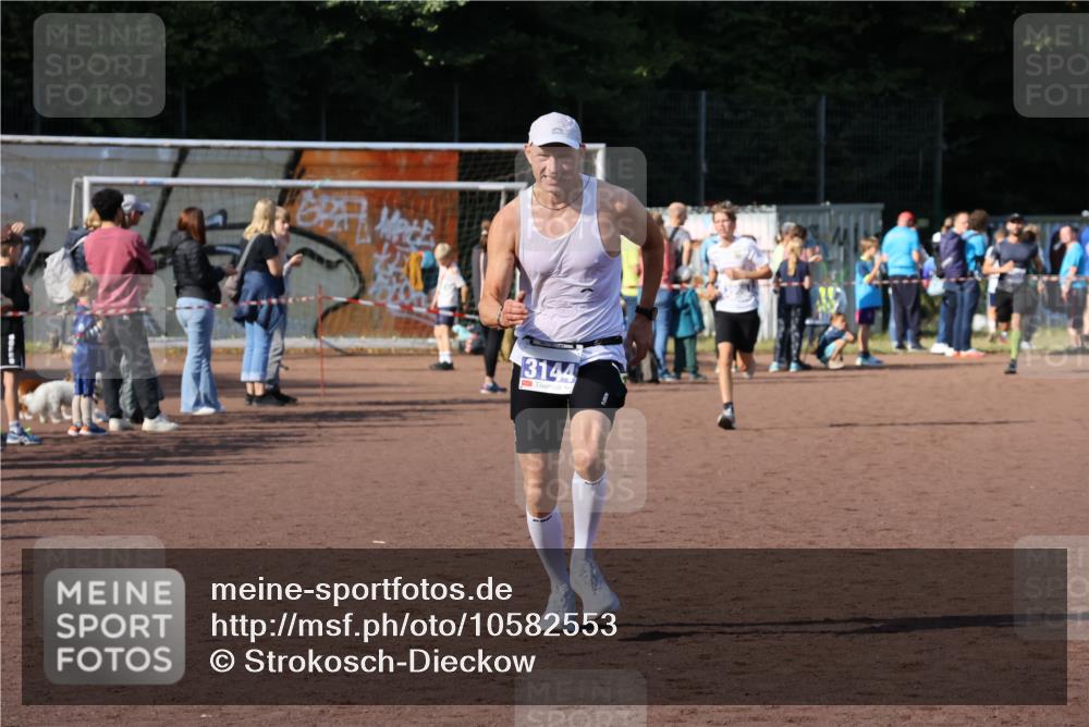27.09.2026 - 35. Volkslauf durch das schöne Alstertal Strokosch-Dieckow http://msf.ph/oto/10582553 27.09.2026 11:17:20 Ziel 3144, 3968 meine-sportfotos.de