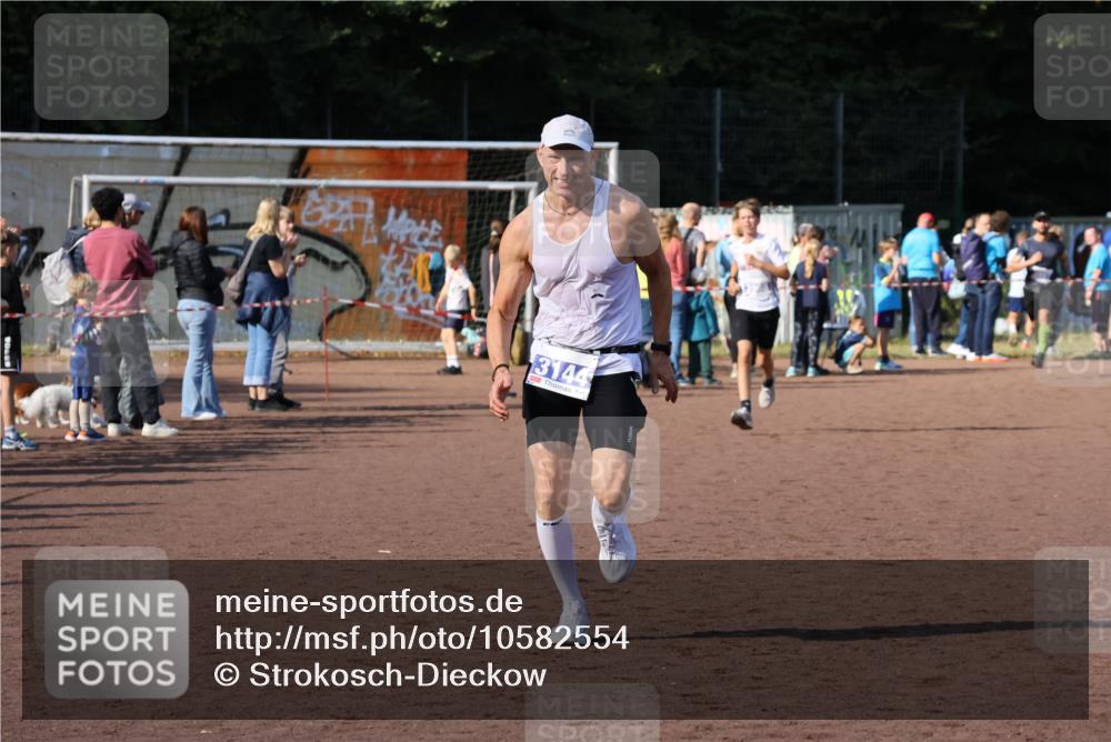 27.09.2026 - 35. Volkslauf durch das schöne Alstertal Strokosch-Dieckow http://msf.ph/oto/10582554 27.09.2026 11:17:20 Ziel 3144, 3968 meine-sportfotos.de