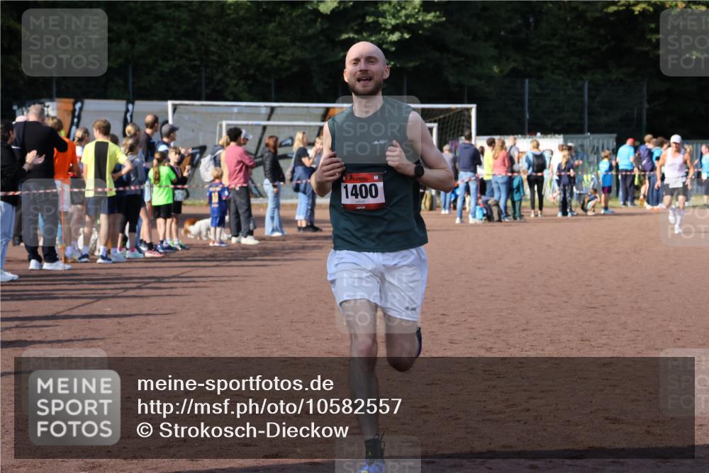 27.09.2026 - 35. Volkslauf durch das schöne Alstertal Strokosch-Dieckow http://msf.ph/oto/10582557 27.09.2026 11:17:14 Ziel 1400, 3144 meine-sportfotos.de