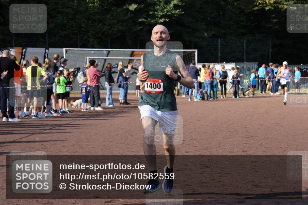 27.09.2026 - 35. Volkslauf durch das schöne Alstertal Strokosch-Dieckow http://msf.ph/oto/10582559 27.09.2026 11:17:13 Ziel 1400, 3342 meine-sportfotos.de