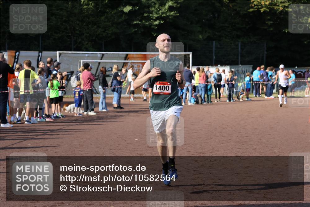27.09.2026 - 35. Volkslauf durch das schöne Alstertal Strokosch-Dieckow http://msf.ph/oto/10582564 27.09.2026 11:17:13 Ziel 1400, 3342 meine-sportfotos.de