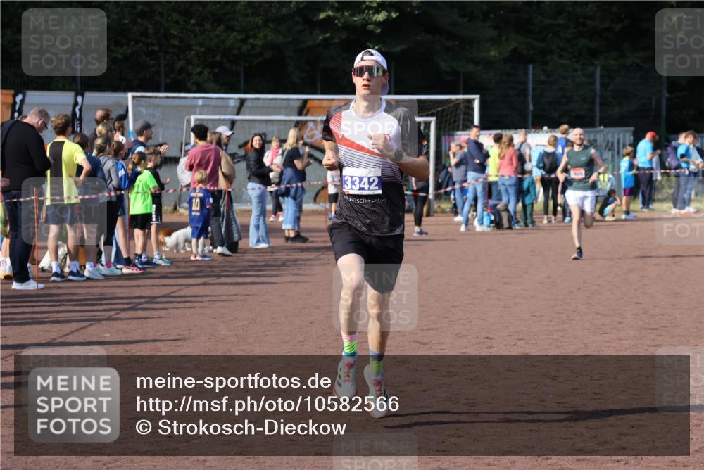 27.09.2026 - 35. Volkslauf durch das schöne Alstertal Strokosch-Dieckow http://msf.ph/oto/10582566 27.09.2026 11:17:08 Ziel 1400, 3342 meine-sportfotos.de
