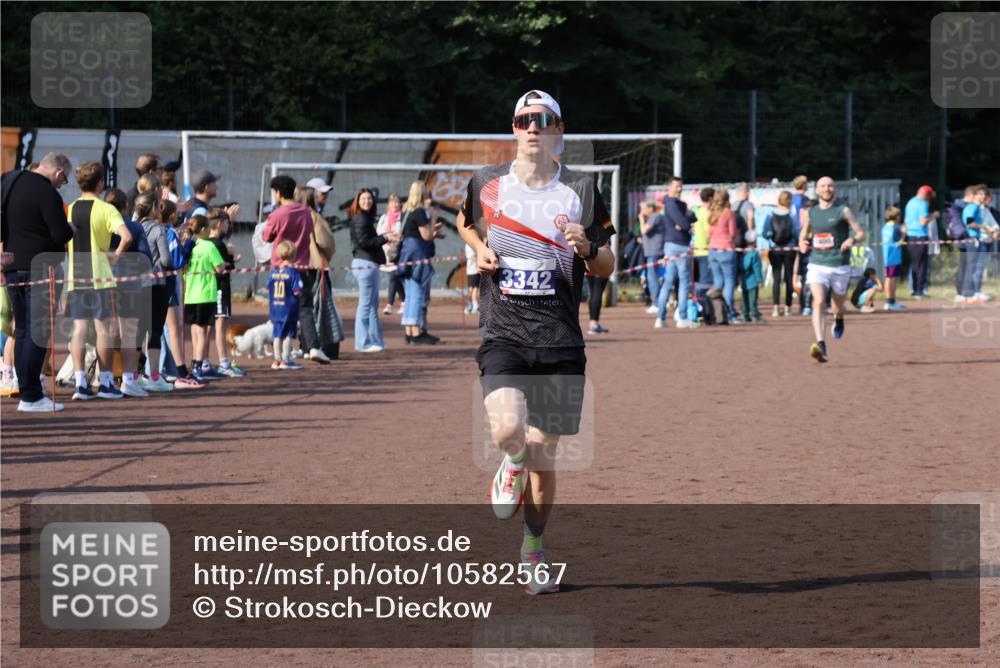27.09.2026 - 35. Volkslauf durch das schöne Alstertal Strokosch-Dieckow http://msf.ph/oto/10582567 27.09.2026 11:17:08 Ziel 1400, 3342 meine-sportfotos.de