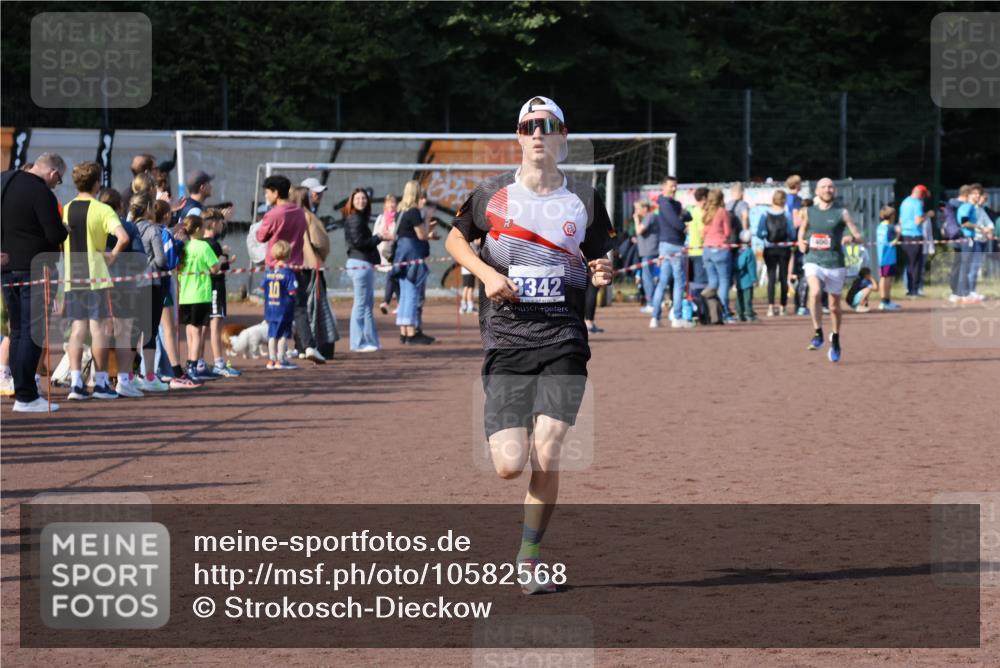 27.09.2026 - 35. Volkslauf durch das schöne Alstertal Strokosch-Dieckow http://msf.ph/oto/10582568 27.09.2026 11:17:08 Ziel 1400, 3342 meine-sportfotos.de