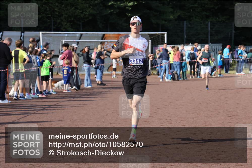 27.09.2026 - 35. Volkslauf durch das schöne Alstertal Strokosch-Dieckow http://msf.ph/oto/10582570 27.09.2026 11:17:08 Ziel 1400, 3342 meine-sportfotos.de