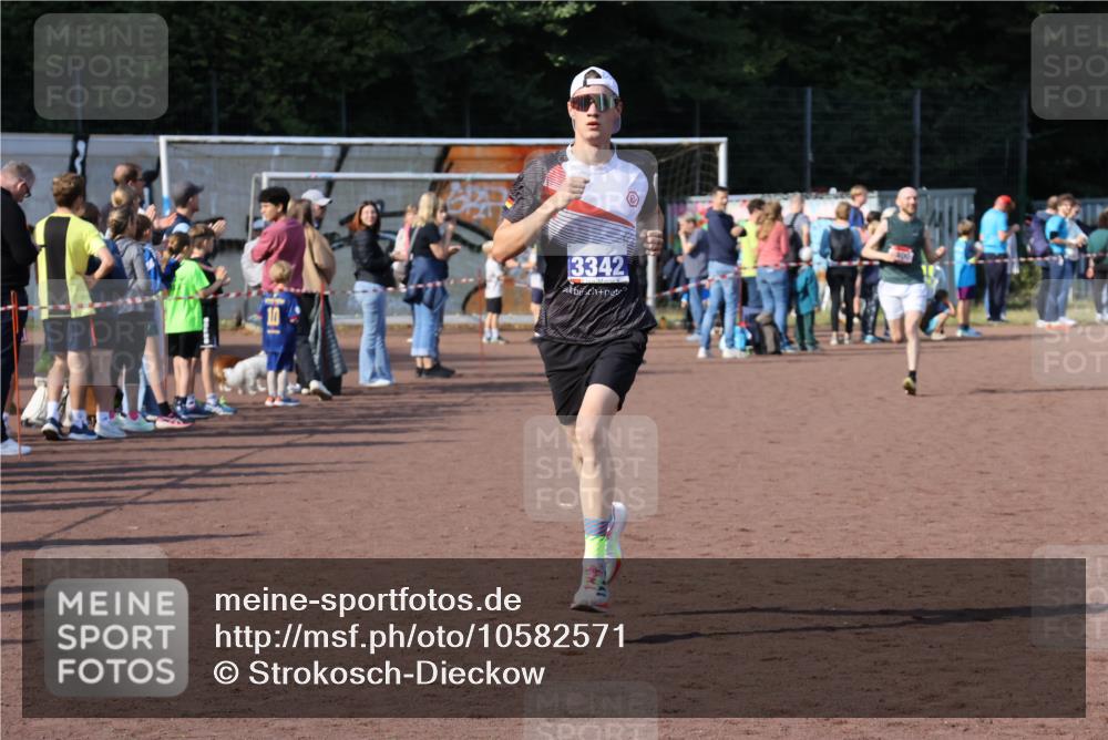 27.09.2026 - 35. Volkslauf durch das schöne Alstertal Strokosch-Dieckow http://msf.ph/oto/10582571 27.09.2026 11:17:08 Ziel 1400, 3342 meine-sportfotos.de