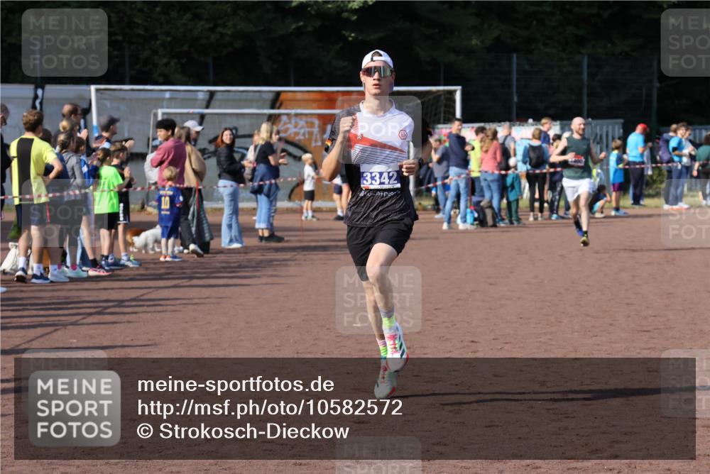 27.09.2026 - 35. Volkslauf durch das schöne Alstertal Strokosch-Dieckow http://msf.ph/oto/10582572 27.09.2026 11:17:07 Ziel 1400, 3342 meine-sportfotos.de