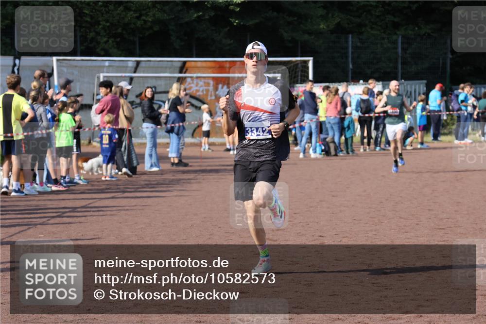 27.09.2026 - 35. Volkslauf durch das schöne Alstertal Strokosch-Dieckow http://msf.ph/oto/10582573 27.09.2026 11:17:07 Ziel 1400, 3342 meine-sportfotos.de