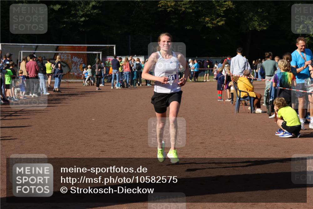 27.09.2026 - 35. Volkslauf durch das schöne Alstertal Strokosch-Dieckow http://msf.ph/oto/10582575 27.09.2026 11:16:46 Ziel 3302, 3325, 3991 meine-sportfotos.de