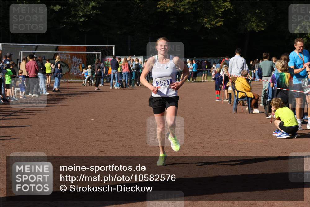 27.09.2026 - 35. Volkslauf durch das schöne Alstertal Strokosch-Dieckow http://msf.ph/oto/10582576 27.09.2026 11:16:46 Ziel 3302, 3325, 3991 meine-sportfotos.de