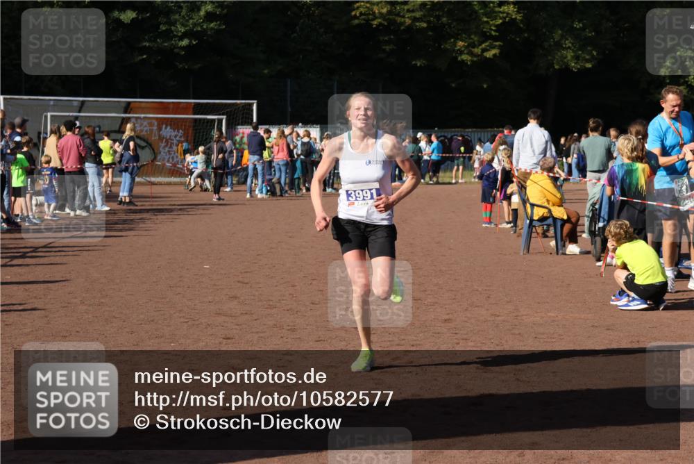 27.09.2026 - 35. Volkslauf durch das schöne Alstertal Strokosch-Dieckow http://msf.ph/oto/10582577 27.09.2026 11:16:46 Ziel 3302, 3325, 3991 meine-sportfotos.de