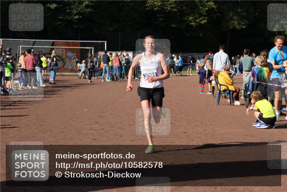 27.09.2026 - 35. Volkslauf durch das schöne Alstertal Strokosch-Dieckow http://msf.ph/oto/10582578 27.09.2026 11:16:46 Ziel 3302, 3325, 3991 meine-sportfotos.de