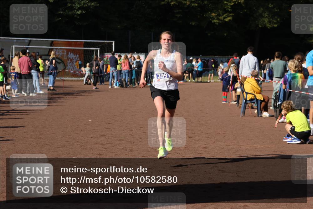27.09.2026 - 35. Volkslauf durch das schöne Alstertal Strokosch-Dieckow http://msf.ph/oto/10582580 27.09.2026 11:16:45 Ziel 3302, 3325, 3991 meine-sportfotos.de