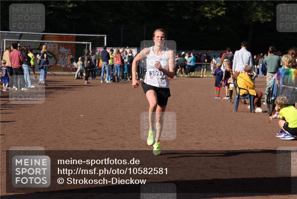 27.09.2026 - 35. Volkslauf durch das schöne Alstertal Strokosch-Dieckow http://msf.ph/oto/10582581 27.09.2026 11:16:45 Ziel 3302, 3325, 3991 meine-sportfotos.de