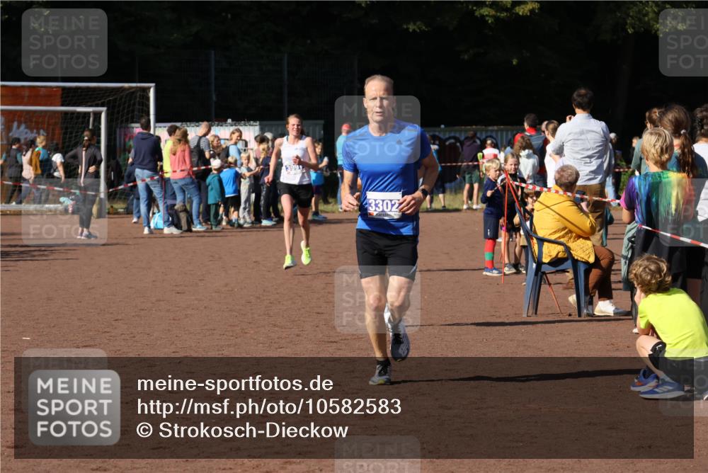 27.09.2026 - 35. Volkslauf durch das schöne Alstertal Strokosch-Dieckow http://msf.ph/oto/10582583 27.09.2026 11:16:40 Ziel 3302, 3325, 3991 meine-sportfotos.de