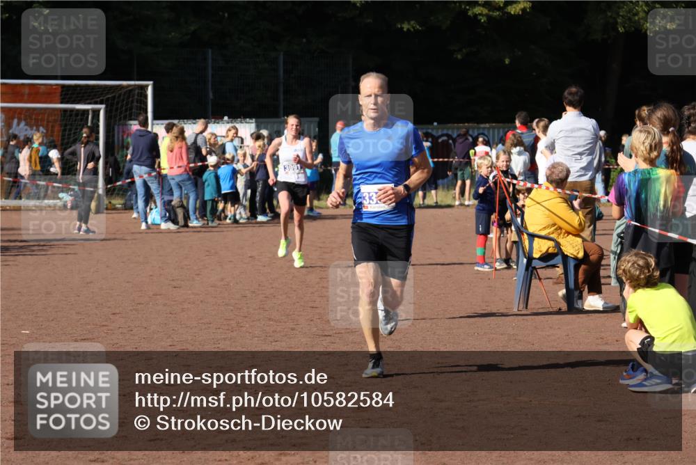 27.09.2026 - 35. Volkslauf durch das schöne Alstertal Strokosch-Dieckow http://msf.ph/oto/10582584 27.09.2026 11:16:40 Ziel 3302, 3325, 3991 meine-sportfotos.de