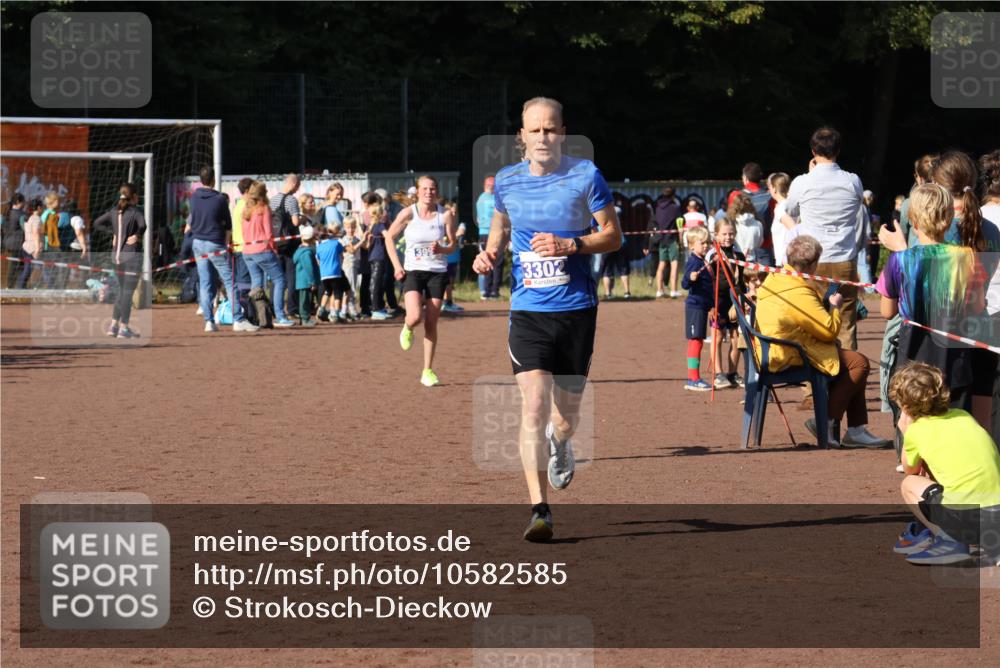 27.09.2026 - 35. Volkslauf durch das schöne Alstertal Strokosch-Dieckow http://msf.ph/oto/10582585 27.09.2026 11:16:40 Ziel 3302, 3325, 3991 meine-sportfotos.de
