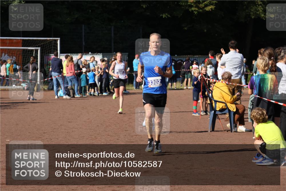 27.09.2026 - 35. Volkslauf durch das schöne Alstertal Strokosch-Dieckow http://msf.ph/oto/10582587 27.09.2026 11:16:39 Ziel 3302, 3325, 3991 meine-sportfotos.de