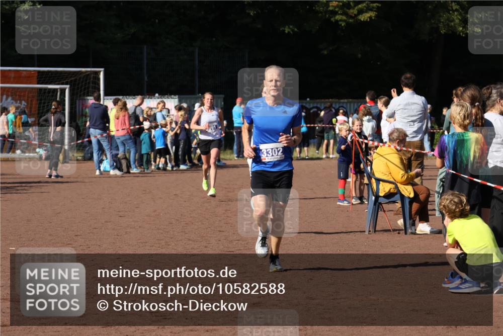 27.09.2026 - 35. Volkslauf durch das schöne Alstertal Strokosch-Dieckow http://msf.ph/oto/10582588 27.09.2026 11:16:39 Ziel 3302, 3325, 3991 meine-sportfotos.de