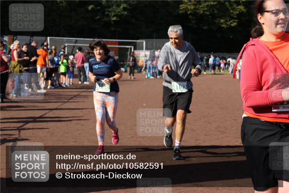 27.09.2026 - 35. Volkslauf durch das schöne Alstertal Strokosch-Dieckow http://msf.ph/oto/10582591 27.09.2026 11:16:15 Ziel 4188, 4192, 4193 meine-sportfotos.de