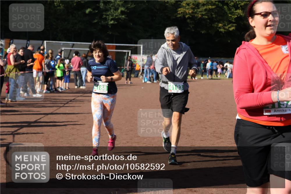 27.09.2026 - 35. Volkslauf durch das schöne Alstertal Strokosch-Dieckow http://msf.ph/oto/10582592 27.09.2026 11:16:15 Ziel 4188, 4192, 4193 meine-sportfotos.de