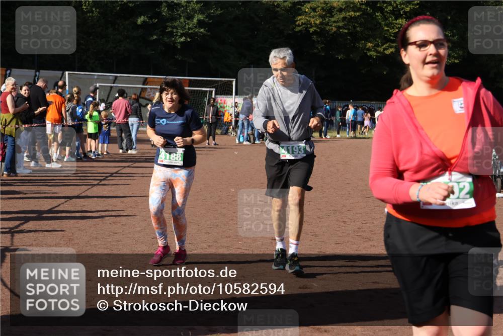 27.09.2026 - 35. Volkslauf durch das schöne Alstertal Strokosch-Dieckow http://msf.ph/oto/10582594 27.09.2026 11:16:15 Ziel 4188, 4192, 4193 meine-sportfotos.de